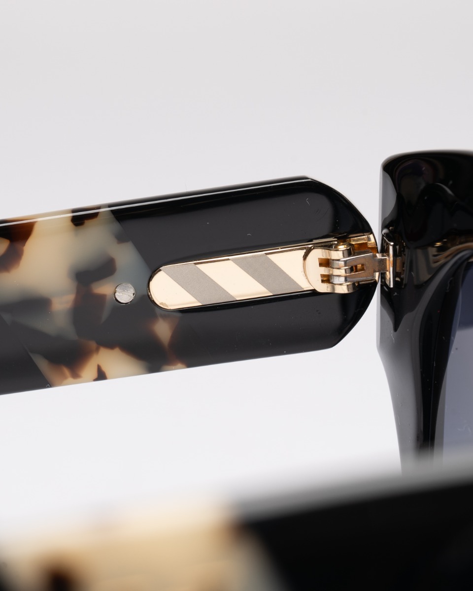 Carolina Herrera Her oversized sunglasses thumbnail